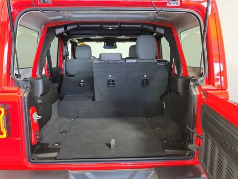 Used 2025 Jeep Wrangler Unlimited Sahara AWD/4WD image 25