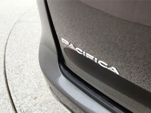 Used 2023 Chrysler Pacifica Touring-L FWD image 17