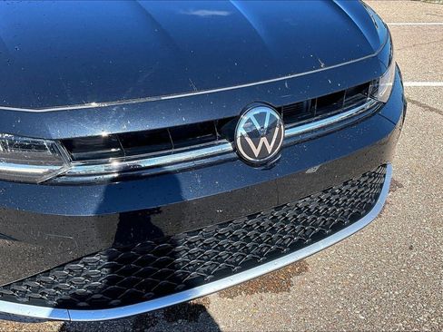 Used 2025 Volkswagen Jetta SE FWD image 3