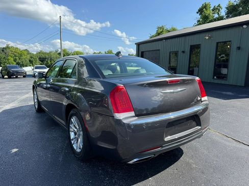 Used 2016 Chrysler 300 C RWD image 4
