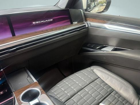 Used 2025 Cadillac Escalade ESV Sport Platinum w/ LPO, ONYX Package AWD/4WD image 17