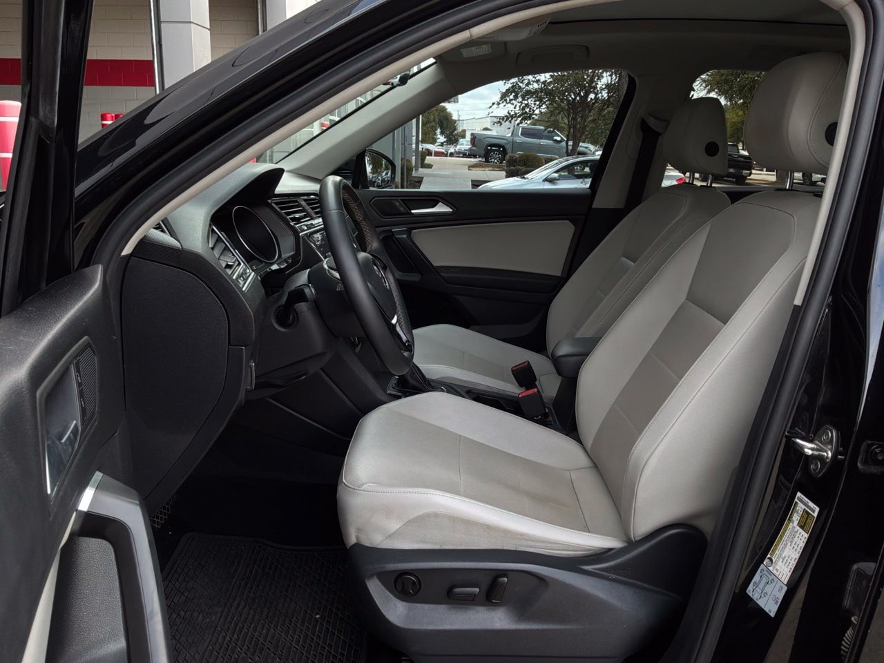 Used 2021 Volkswagen Tiguan SE FWD image 10