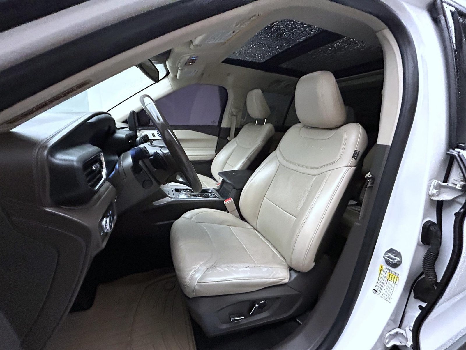 Used 2020 Ford Explorer Platinum w/ Premium Technology Package AWD/4WD image 10
