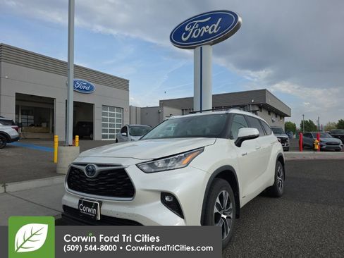 Used 2020 Toyota Highlander XLE AWD/4WD image 3