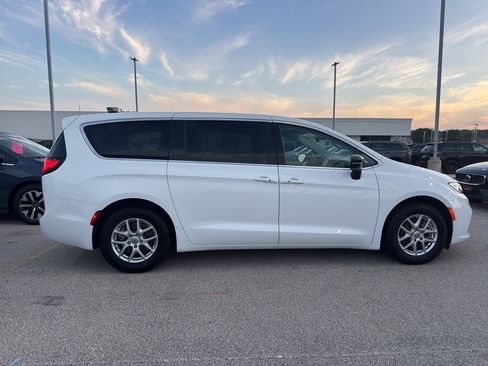 Used 2024 Chrysler Pacifica Touring-L FWD image 4