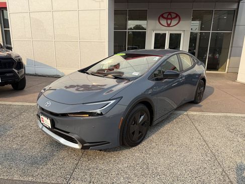 Certified 2025 Toyota Prius Plug-In Hybrid FWD image 4
