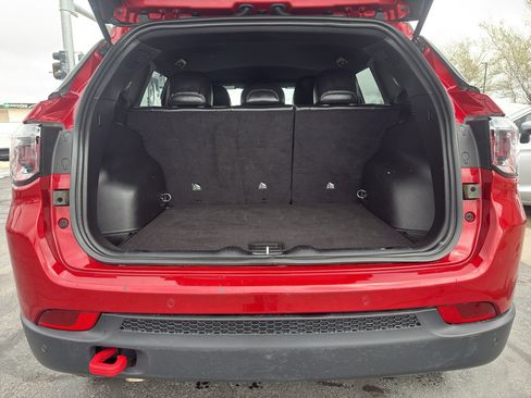 Used 2025 Jeep Compass Trailhawk AWD/4WD image 4