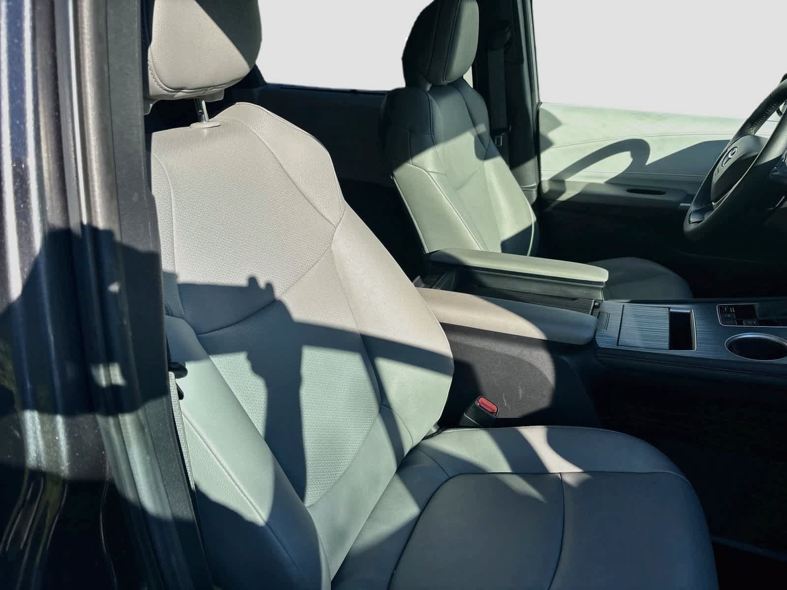 Used 2025 Toyota Sienna XLE AWD/4WD image 28