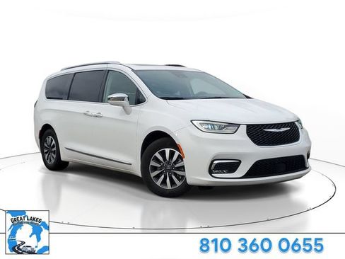 Used 2021 Chrysler Pacifica Limited w/ Uconnect Theater Family Group FWD image 1