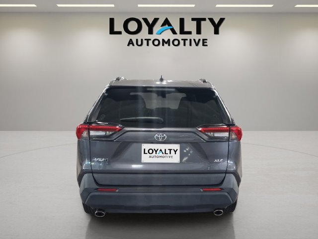 Used 2020 Toyota RAV4 XLE w/ Convenience Package FWD image 4