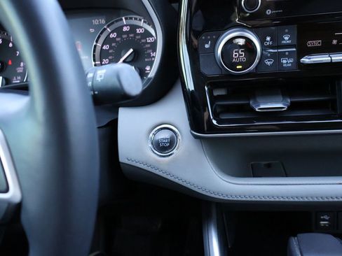 Used 2022 Toyota Highlander XLE FWD image 27