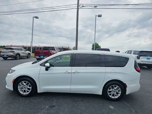 Used 2023 Chrysler Pacifica Touring-L FWD image 5