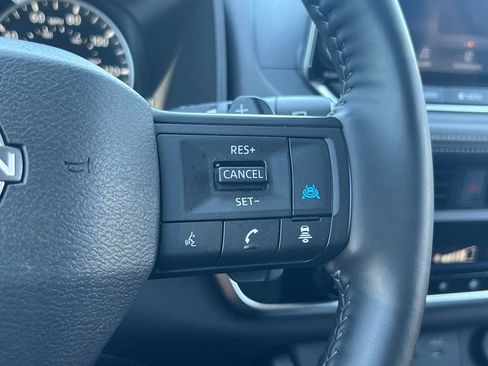 Used 2025 Nissan Rogue SV AWD/4WD image 24