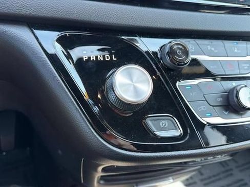 Used 2025 Chrysler Pacifica Select FWD image 16