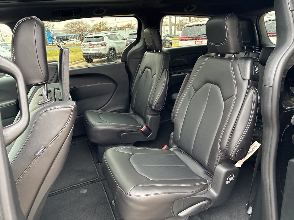 New 2026 Chrysler Pacifica Select AWD/4WD image 26