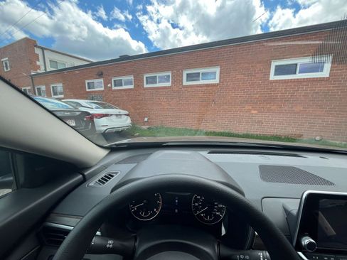 Used 2025 Nissan Altima 2.5 SV FWD image 33