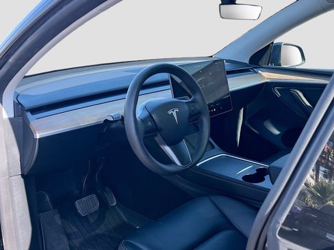 Used 2025 Tesla Model Y Long Range AWD/4WD image 9