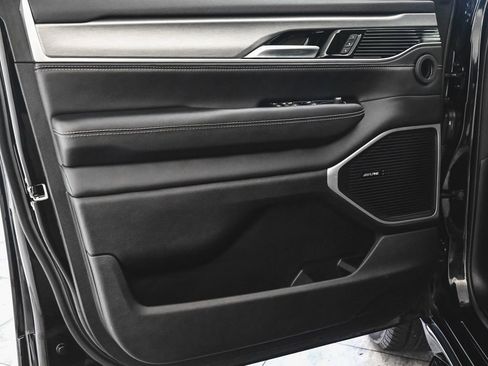 Used 2025 Jeep Wagoneer 4WD image 8