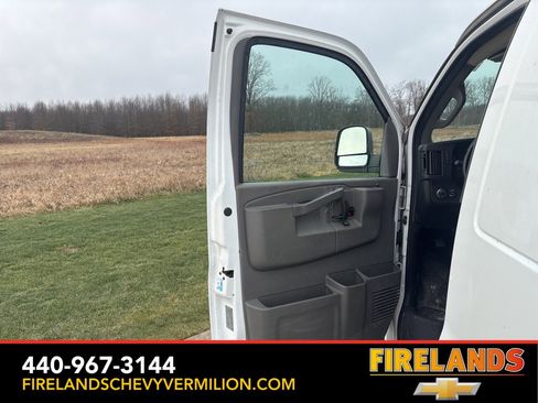Used 2017 Chevrolet Express 3500 Extended image 9