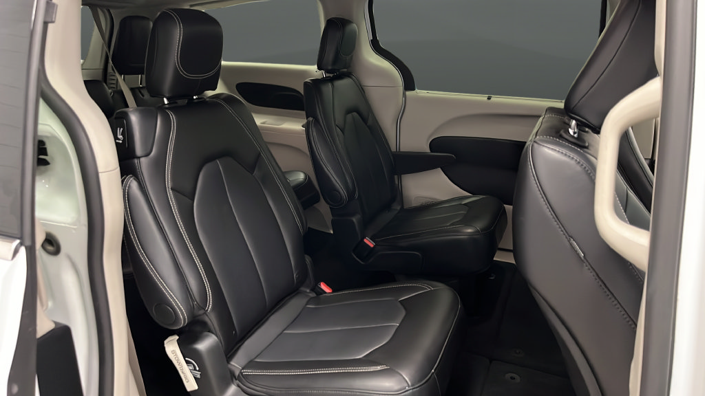 Used 2024 Chrysler Pacifica Touring-L FWD image 25