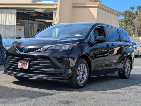 Used 2025 Toyota Sienna LE image 12