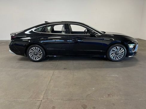 Used 2025 Hyundai Sonata Limited FWD image 2