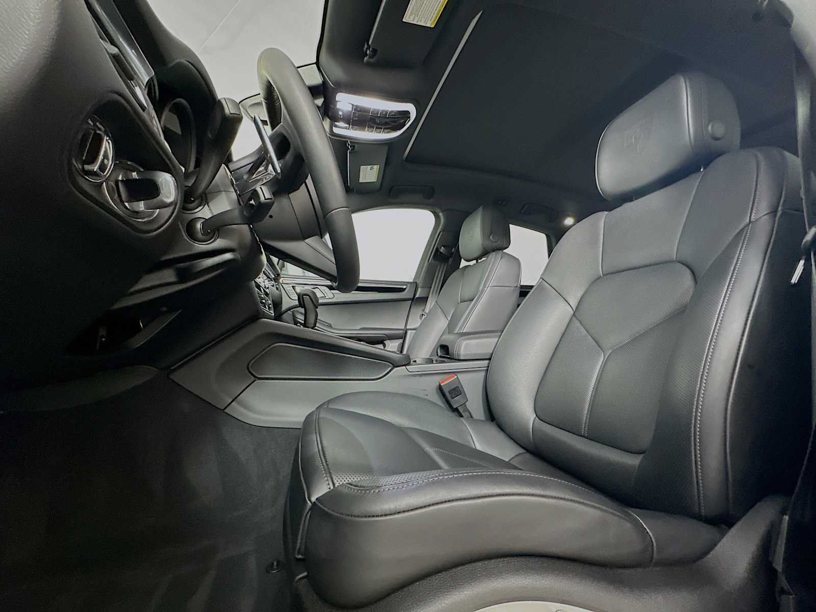 Certified 2026 Porsche Macan AWD/4WD image 5