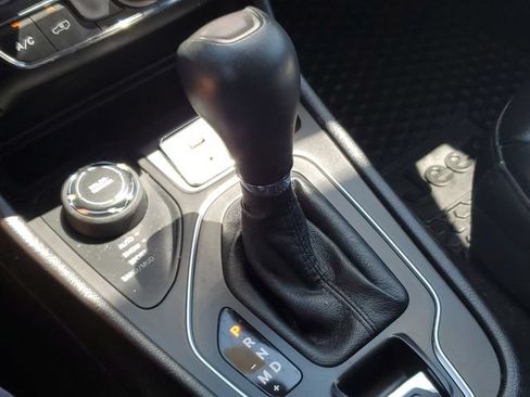 Used 2020 Jeep Cherokee Latitude Plus w/ Cold Weather Group AWD/4WD image 32