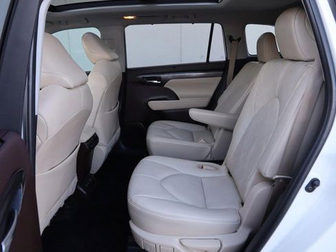 Used 2021 Toyota Highlander Platinum image 11