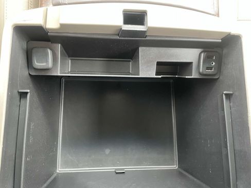 Used 2016 Chevrolet Suburban LT RWD image 30