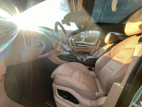 Used 2022 Porsche Cayenne Platinum Edition image 7