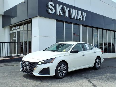Used 2025 Nissan Altima 2.5 SV FWD image 1