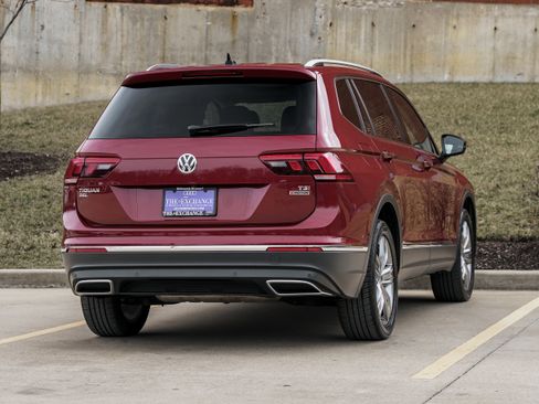 Used 2018 Volkswagen Tiguan SEL Premium image 4