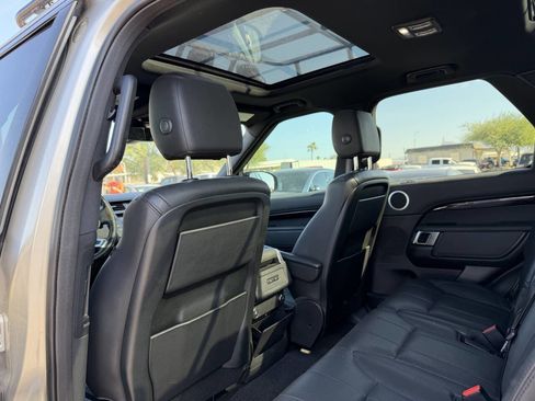 Used 2017 Land Rover Discovery SE image 26