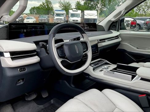 Used 2025 Lincoln Navigator Reserve AWD/4WD image 13