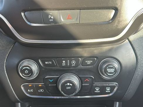Used 2020 Jeep Cherokee Latitude Plus FWD image 25