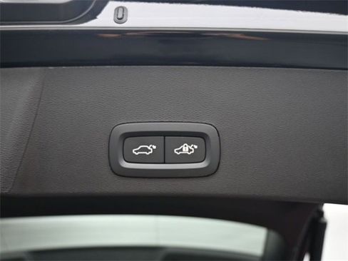 Used 2025 Volvo XC40 B5 Plus image 30