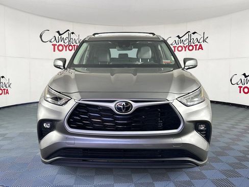 Used 2025 Toyota Highlander XLE image 2