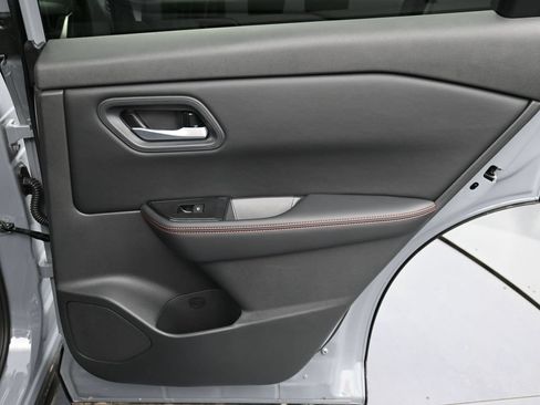 Used 2025 Nissan Rogue SV AWD/4WD image 29