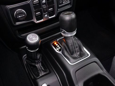 Used 2025 Jeep Gladiator Sport AWD/4WD image 16