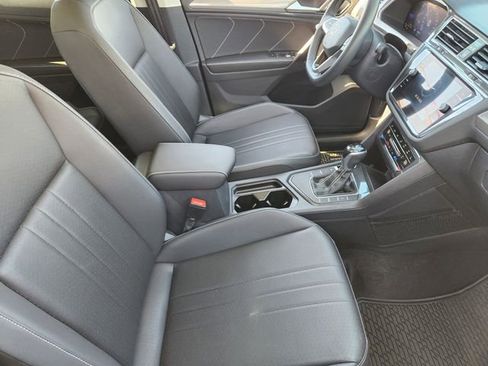 Used 2023 Volkswagen Tiguan SE w/ Panoramic Sunroof Package image 14
