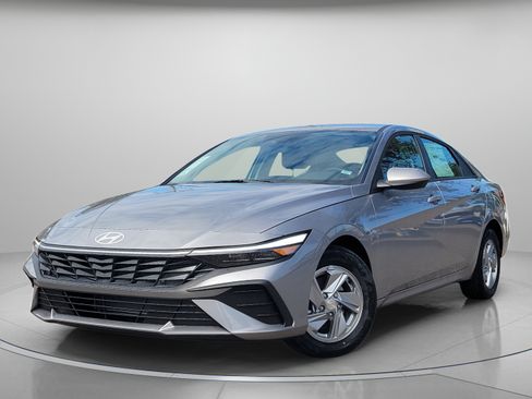 Used 2026 Hyundai Elantra SE FWD image 2