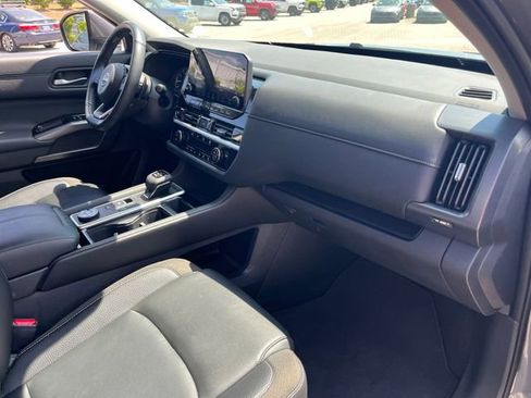 Used 2025 Nissan Pathfinder SL AWD/4WD image 34