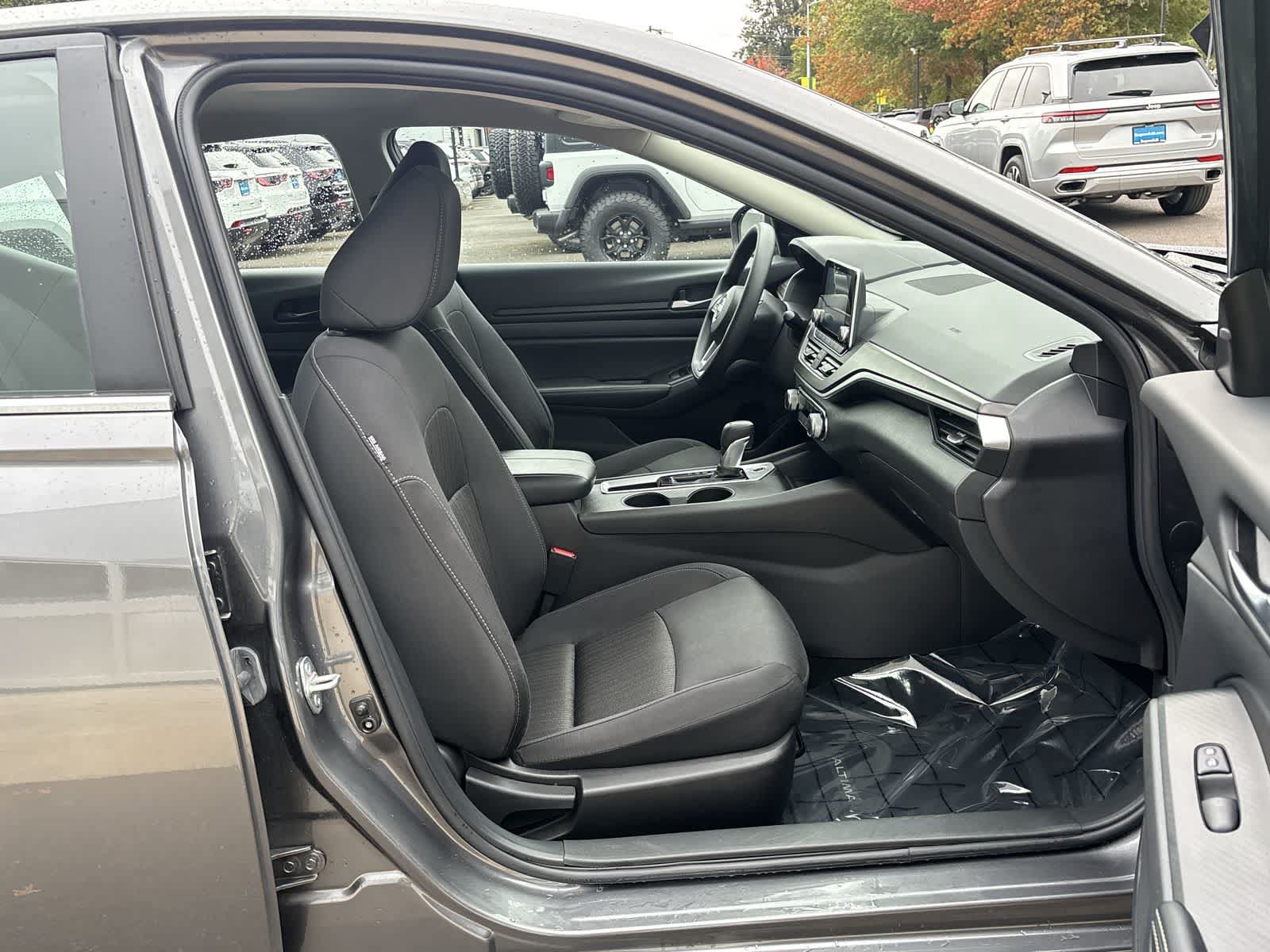 Used 2025 Nissan Altima 2.5 SV FWD image 9