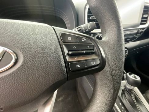 Used 2024 Hyundai Venue SE FWD image 18