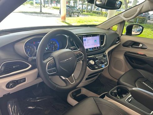 Used 2024 Chrysler Pacifica Touring-L FWD image 7