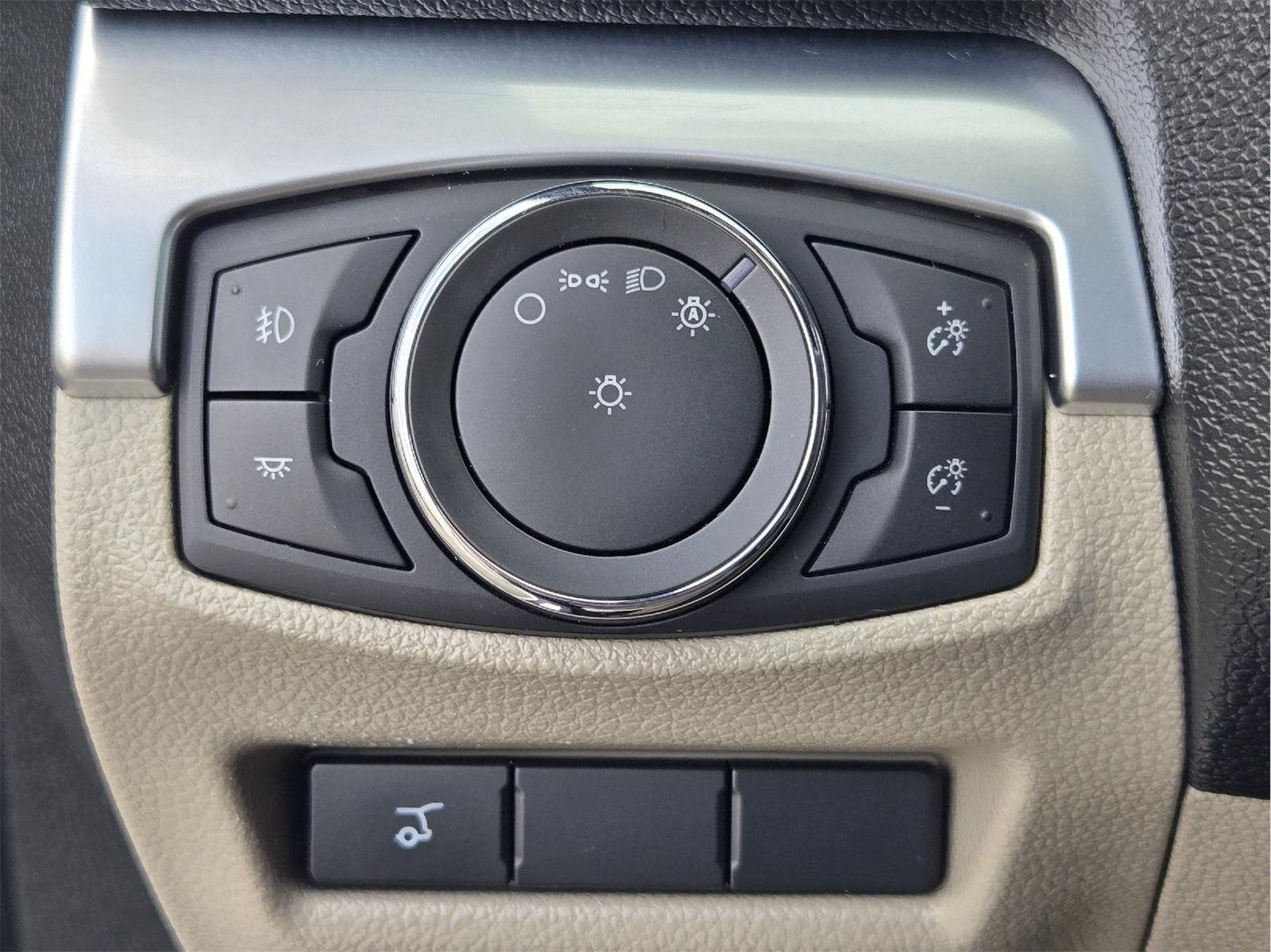 Used 2018 Ford Explorer Limited w/ Equipment Group 301A FWD image 19