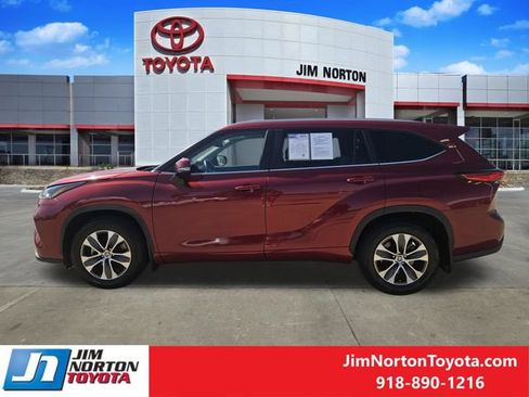 Used 2023 Toyota Highlander XLE FWD image 4