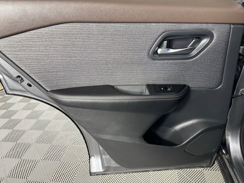 Used 2023 Nissan Rogue SV image 24