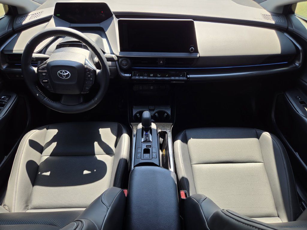Used 2026 Toyota Prius Plug-In Hybrid FWD image 12